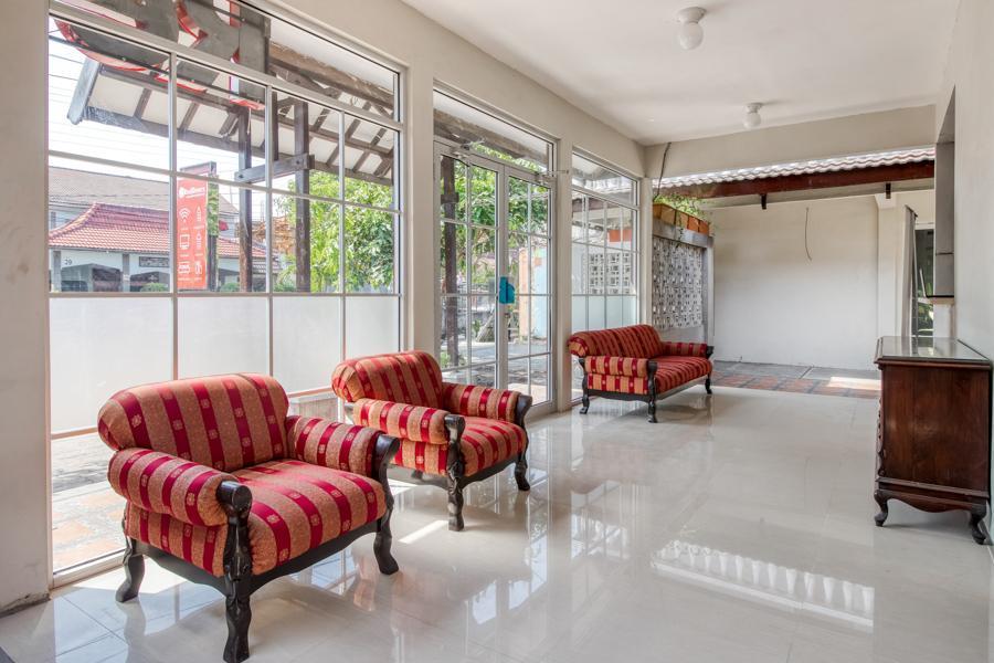 Hotel Reddoorz Near Malioboro Tugu Station Jogja à Yogyakarta Extérieur photo