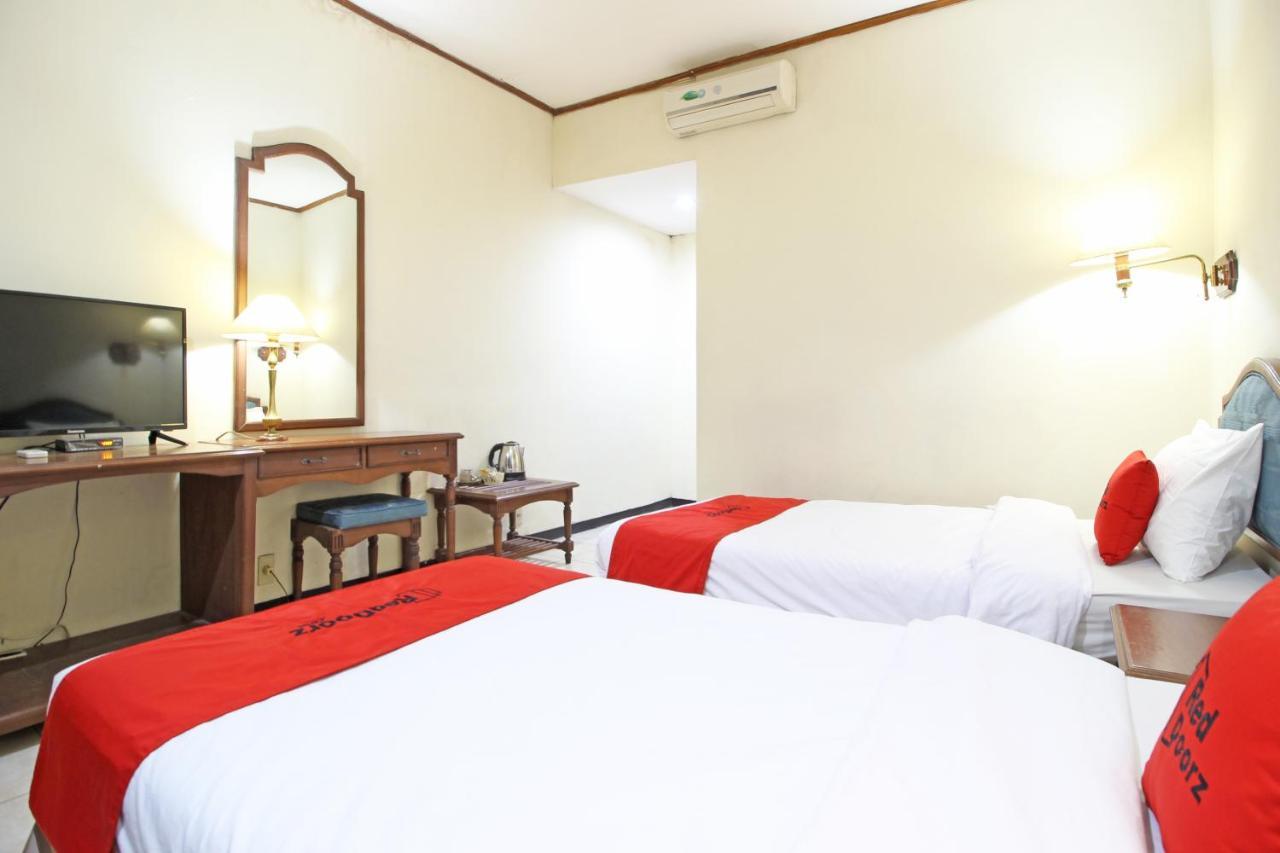 Hotel Reddoorz Near Malioboro Tugu Station Jogja à Yogyakarta Extérieur photo