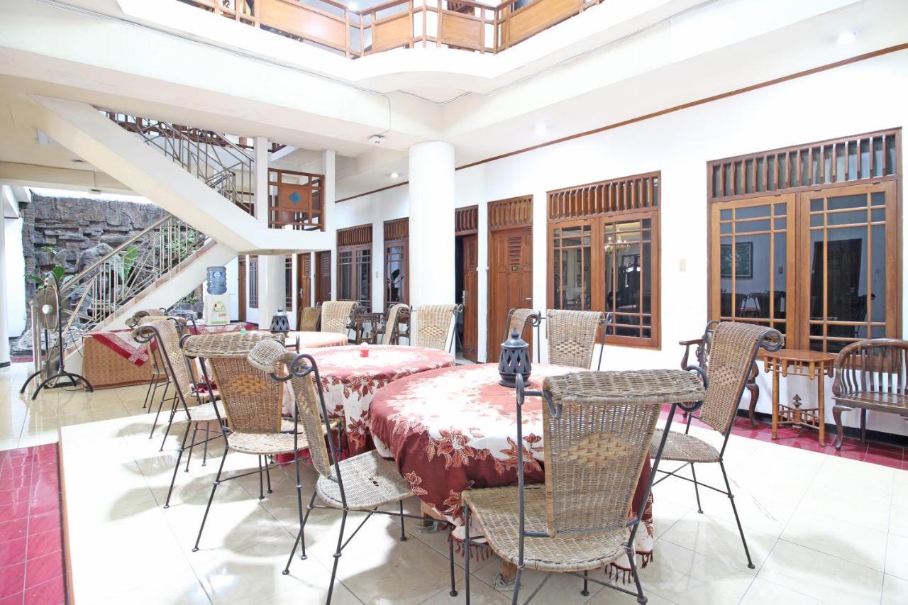 Hotel Reddoorz Near Malioboro Tugu Station Jogja à Yogyakarta Extérieur photo