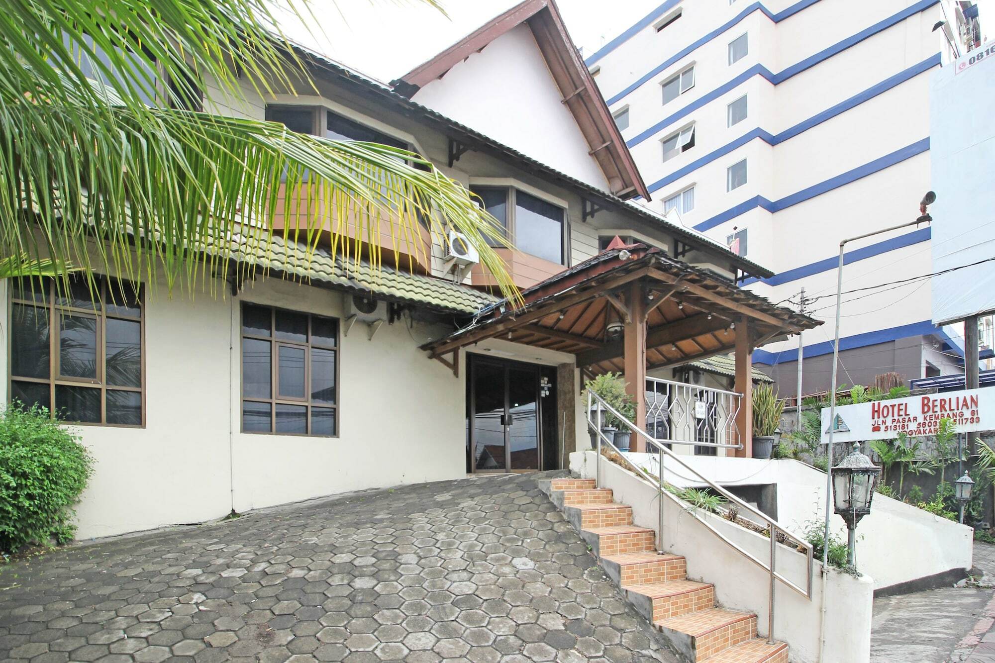 Hotel Reddoorz Near Malioboro Tugu Station Jogja à Yogyakarta Extérieur photo